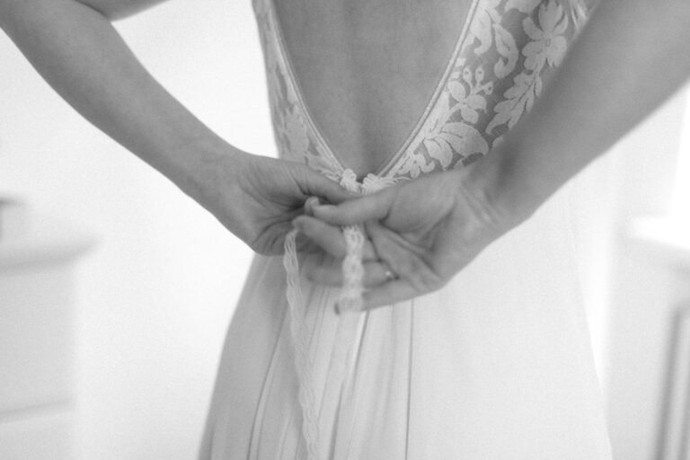 Die Braut zieht das Brautkleid an, Hochzeitsfotograf Bodensee - Alexandra Kasper