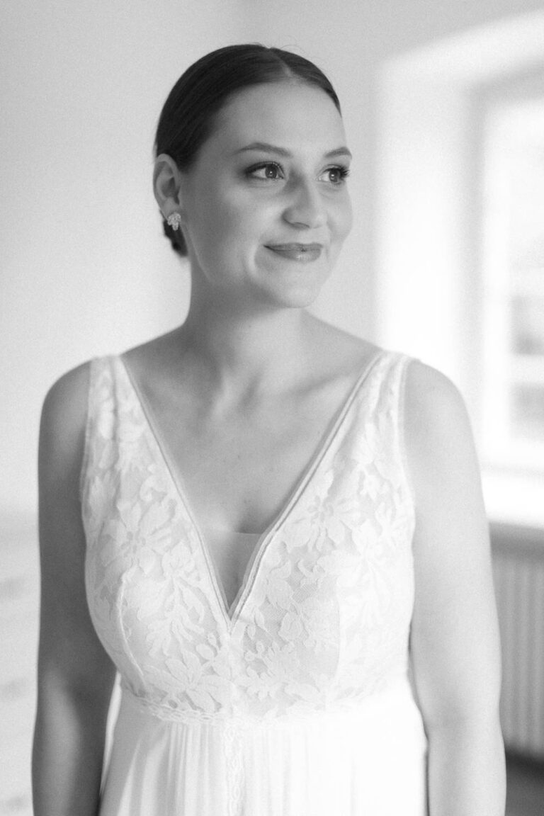 Portrait der Braut mit Tageslicht, Hochzeitsfotograf Bodensee - Alexandra Kasper
