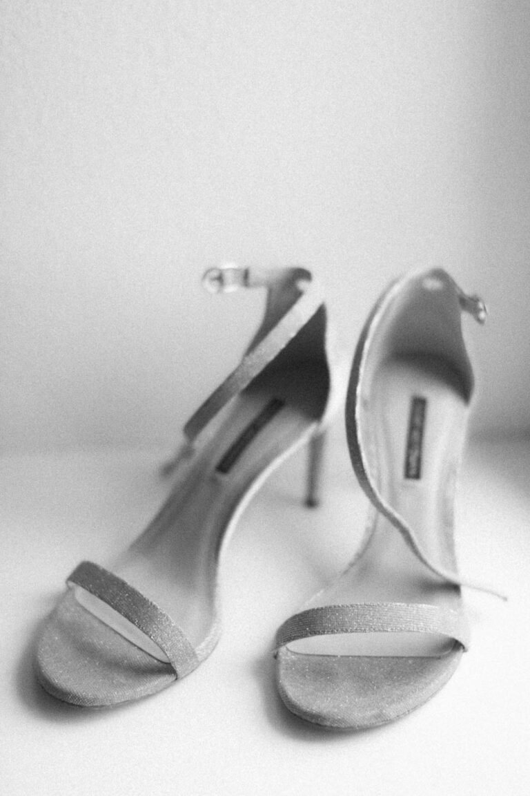 Die Schuhe der Braut vor dem Fenster
