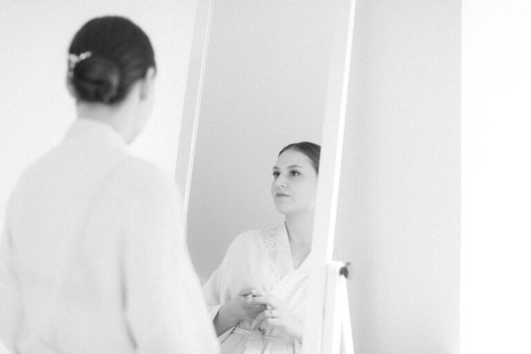 Portrait der Braut vor dem Spiegel beim Getting Ready