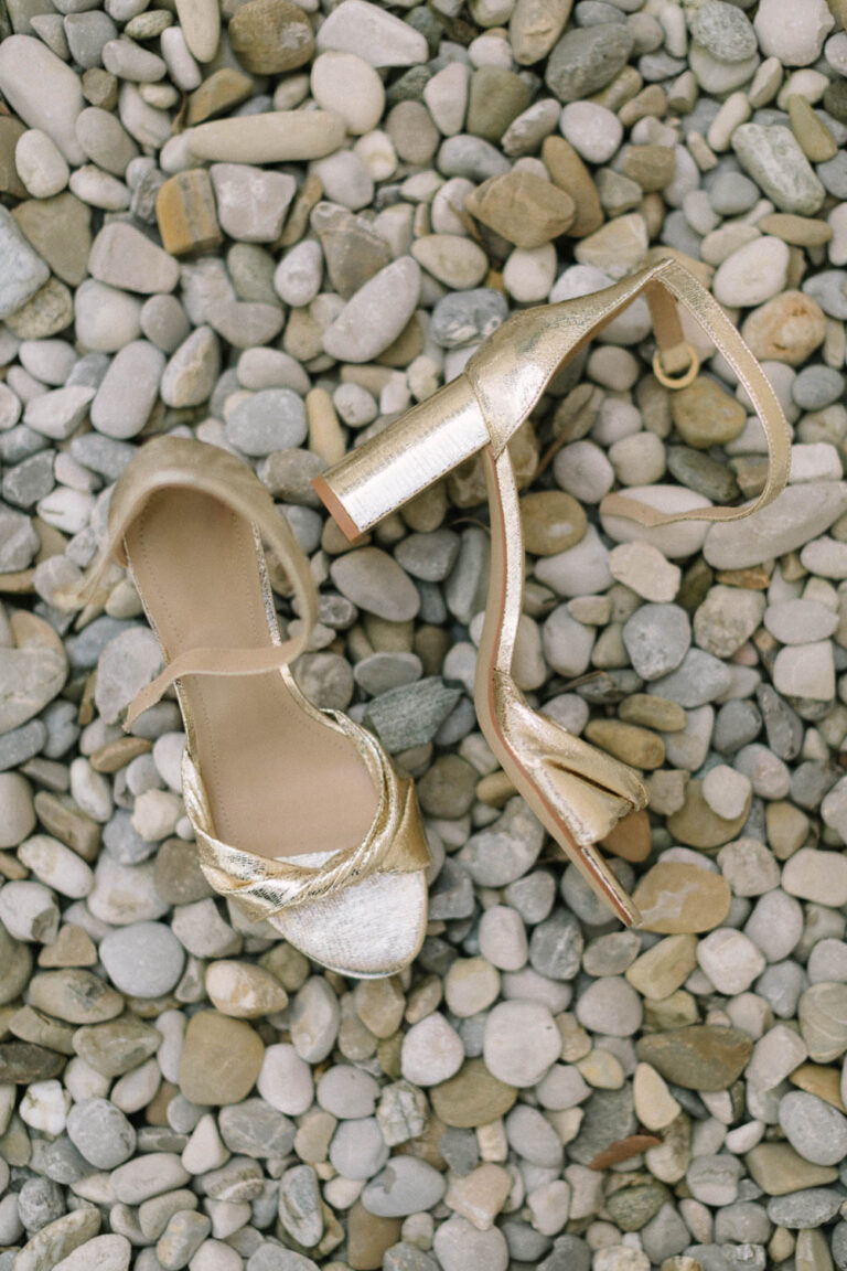 Die Schuhe der Braut auf dem Boden