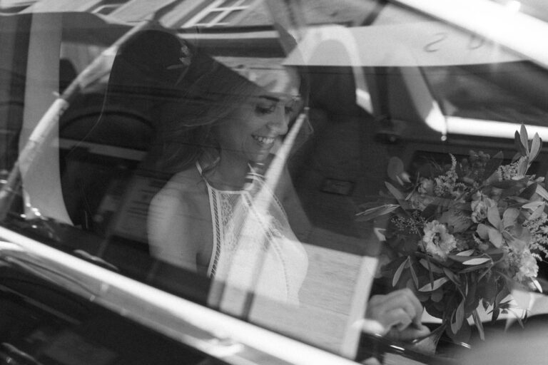Die Braut auf dem Weg zum Standesamt Mandelstraße im Tesla, Hochzeit Standesamt Mandlstraße - Alexandra Kasper