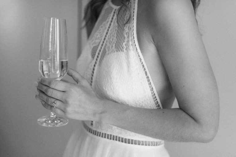 Nahaufnahme der Braut mit Champagnerglas, Hochzeit Standesamt Mandlstraße - Alexandra Kasper