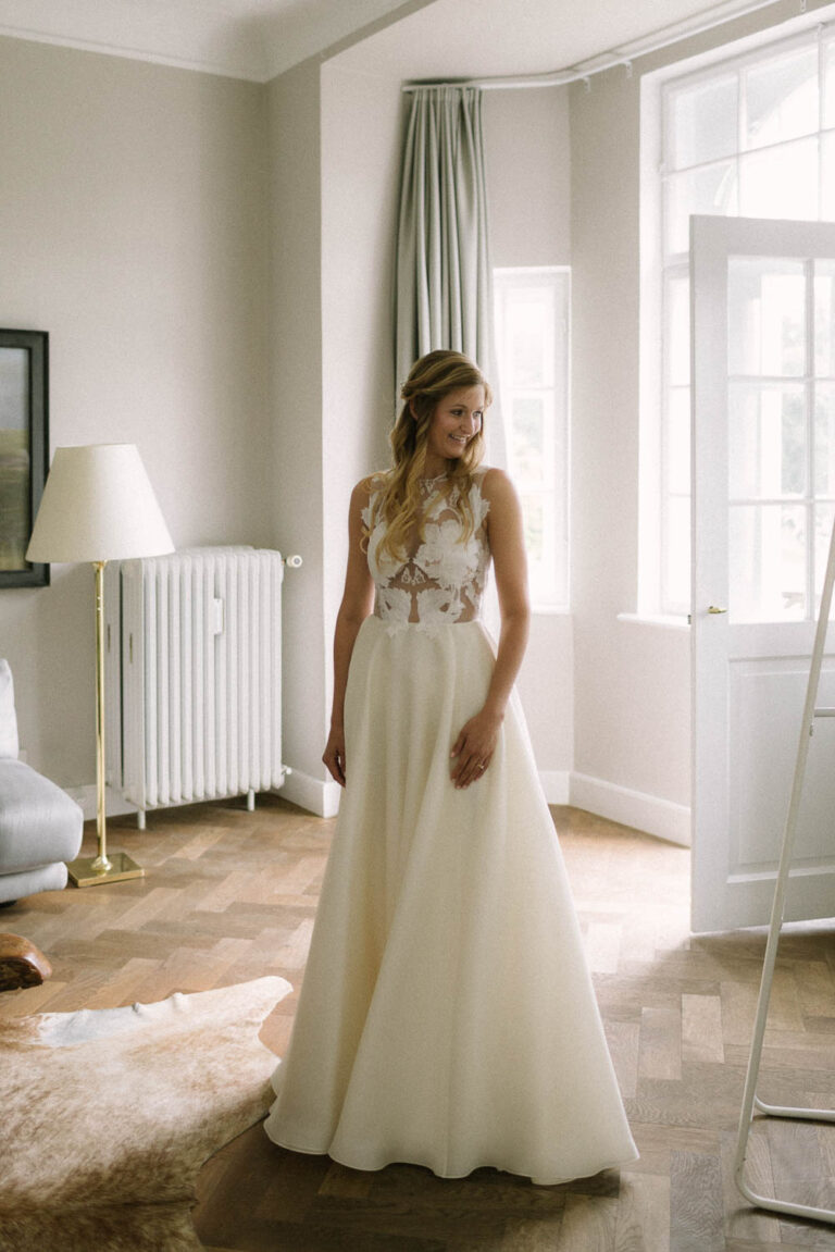Die Braut betrachtet sich selbst im Spiegel im Kleid von Kaviar Gauche, Hochzeit Gut Sonnenhausen - Alexandra Kasper