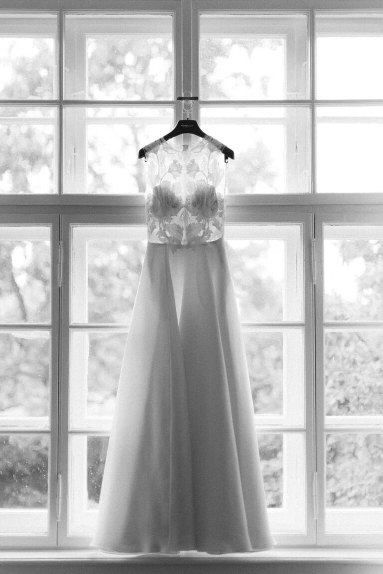 Das Brautkleid von Kaviar Gauche hängt im Fenster, Hochzeit Gut Sonnenhausen - Alexandra Kasper