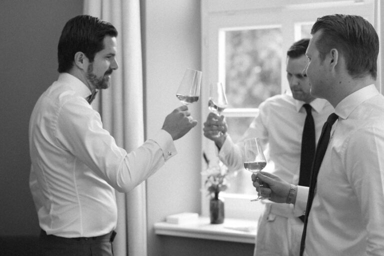 Der Bräutigam trinkt mit seinen engsten Freunden Wein beim Getting Ready im Sengerschloss am Tegernsee
