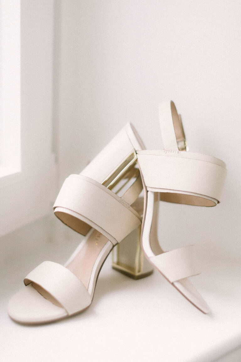 Die Schuhe der Braut am Fenster