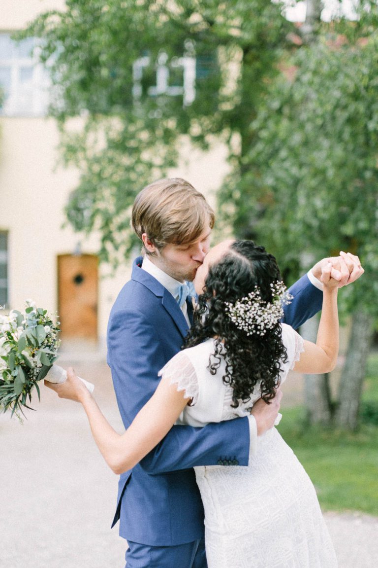 Das Brautpaar tanzt und küsst sich, Hochzeit Gut Sonnenhausen - Alexandra Kasper
