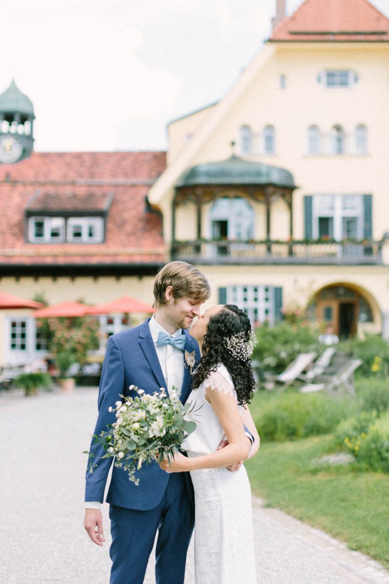 Momentaufnahme vom Brautpaar kurz vor einem Kuss, Hochzeit Gut Sonnenhausen - Alexandra Kasper