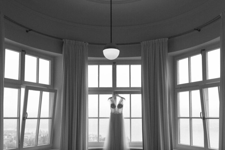 Das Brautkleid hängend im Fenster aufgenommen im Sengerschloss am Tegernsee