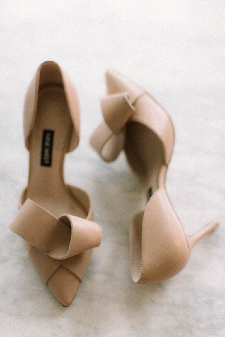 Die Schuhe der Braut als Nahaufnahme