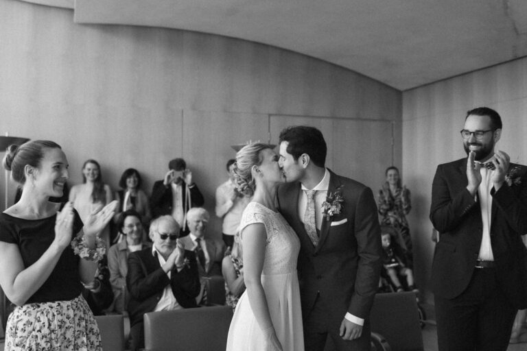 Momentaufnahme vom ersten Kuss nach der Trauung im Standesamt Ruppertstraße in München, Hochzeit Standesamt Ruppertstraße München - Alexandra Kasper