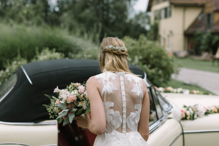 Die Braut steigt aus dem Auto aus