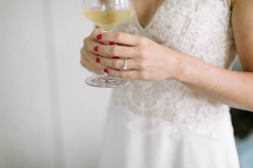 Detailaufnahme der Braut mit einem Glas Champagner in der Hand im Das Tegernsee, Alexandra Kasper - Das Tegernsee