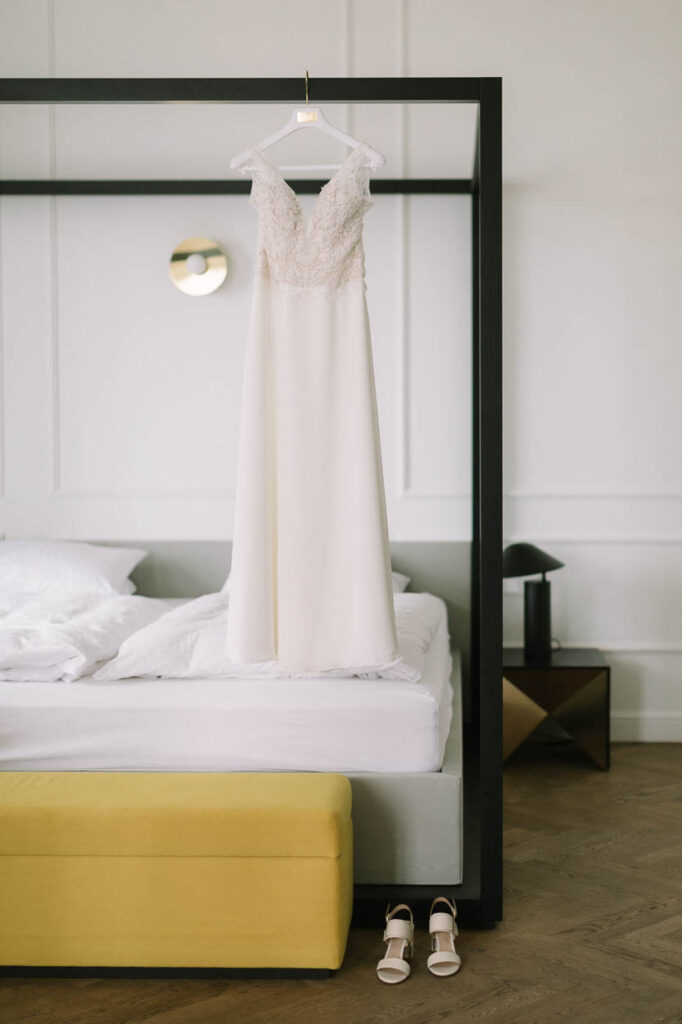 Das Brautkleid im Das Tegernsee in der Suite fotografiert, Alexandra Kasper - Das Tegernsee