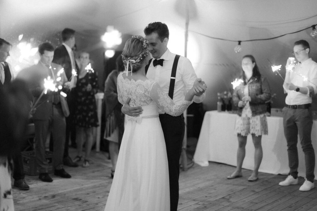 Momentaufnahme vom Hochzeitspaar beim tanzen im Zelt auf Gut Hartschimmel, Alexandra Kasper - Gut Hartschimmel