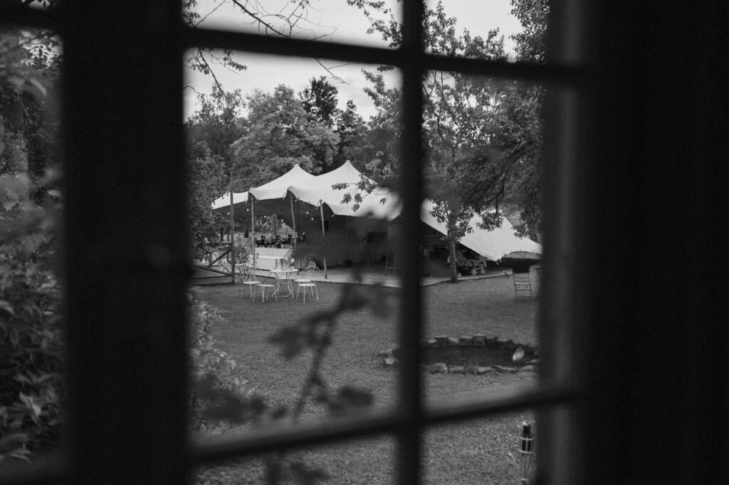 Blick aus dem Fenster auf das Zelt auf der Obstwiese von Gut Hartschimmel, Alexandra Kasper - Gut Hartschimmel