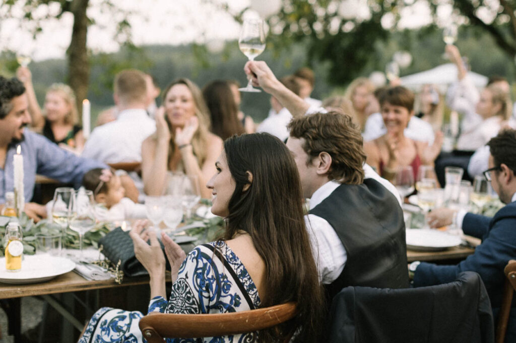 Die Gäste während einer Rede auf einer Hochzeit am Bodensee, Alexandra Kasper - Hochzeitsfotograf Bodensee