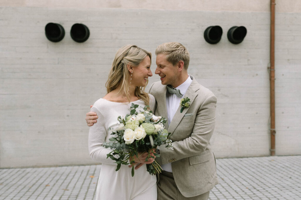 Momentaufnahme von einem Hochzeitspaar in München, Alexandra Kasper - Standesamt Ruppertstrasse