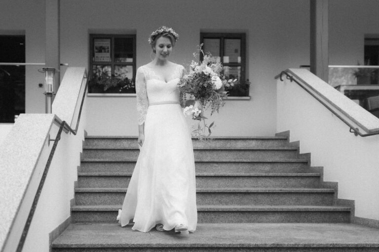 Die Braut geht die Treppe vor dem Hotel in Herrsching am Ammersee hinunter