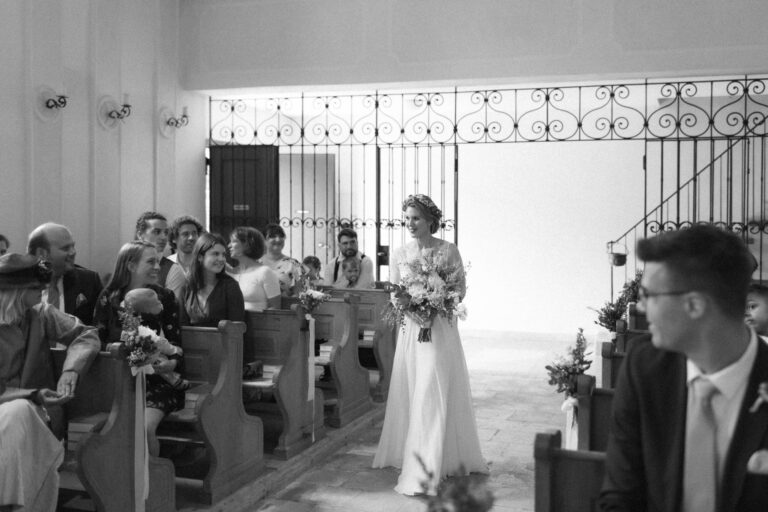 Momentaufnahme während die Braut in die Kirche kommt