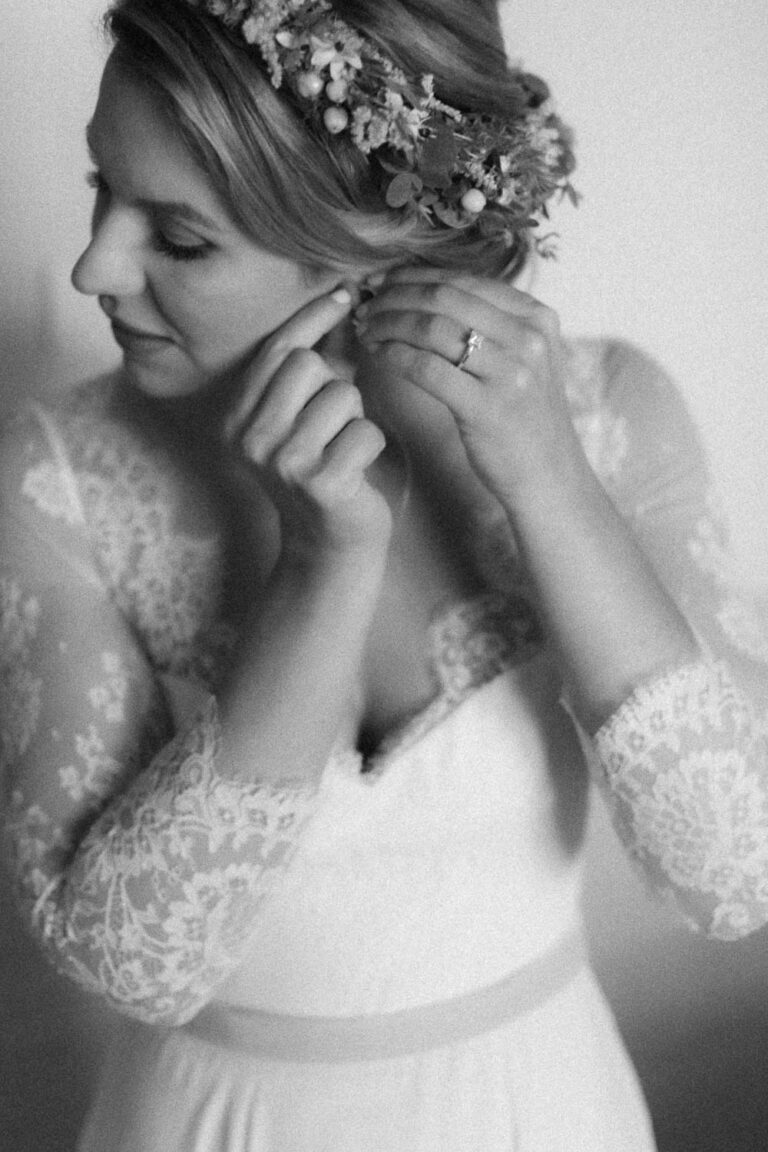 Die Braut beim anziehen der Ohrringe
