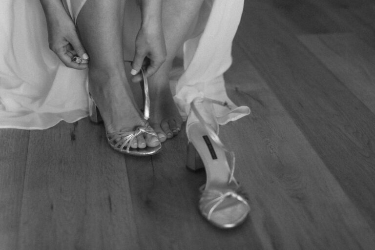 Die Braut zieht ihre Schuhe an