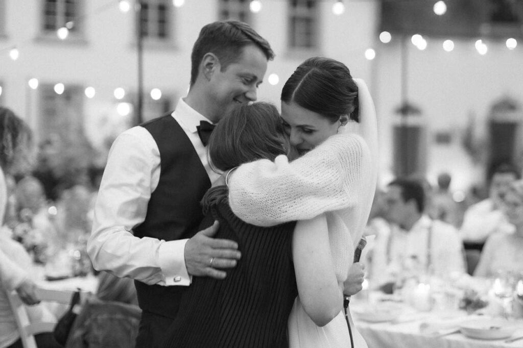 Die Braut umarmt die Schwester und weint nach der Rede am Abend, Alexandra Kasper - Hochzeitsfotograf München