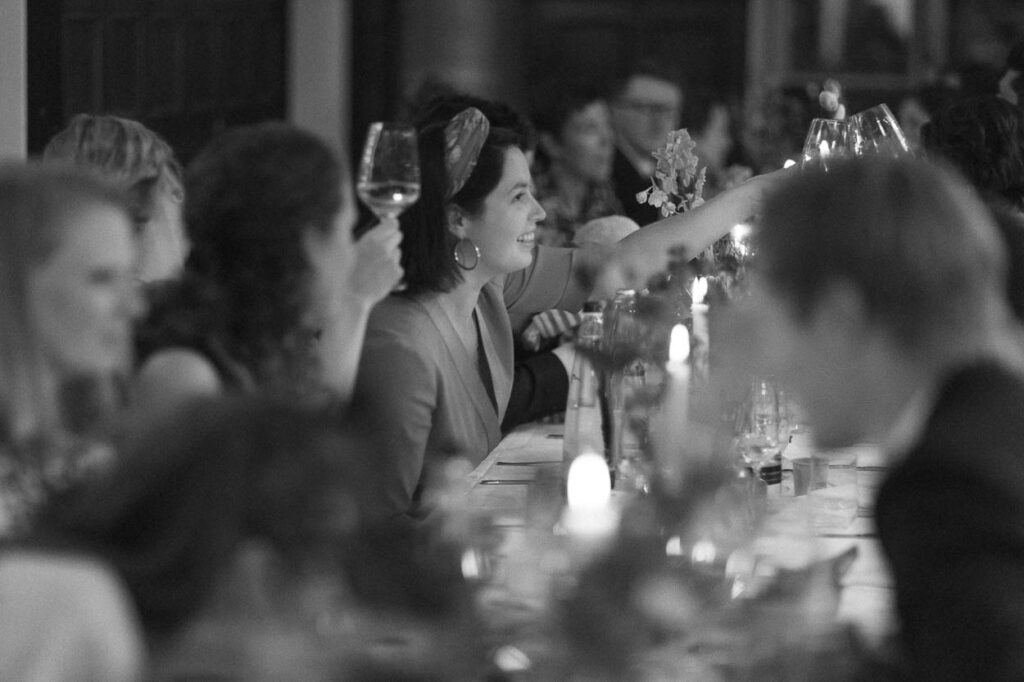 Momentaufnahme der Gäste auf einer Hochzeit beim Abendessen, Alexandra Kasper - Hochzeitsfotograf München