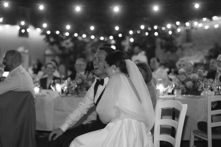 Momentaufnahme vom Hochzeitspaar während einer Rede der Schwester am Abend, Alexandra Kasper - Hochzeitsfotograf München