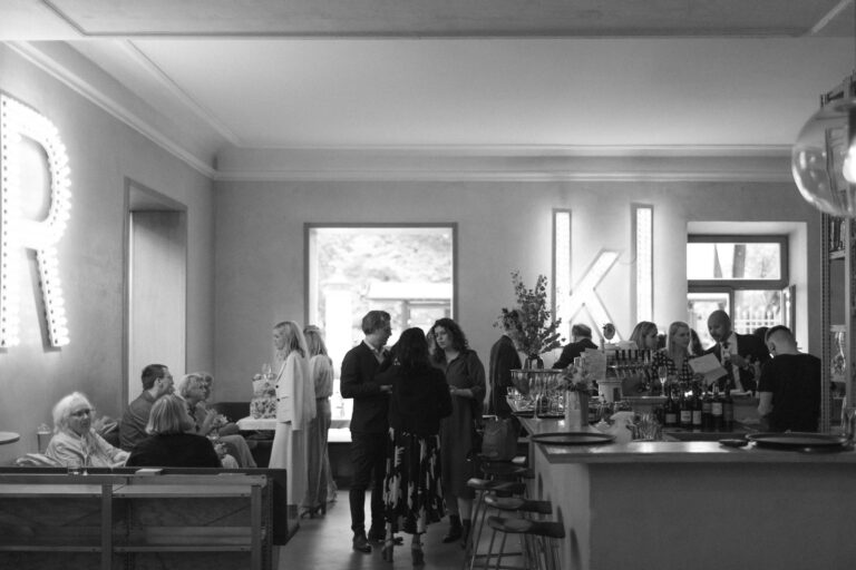 Die Hochzeitsgesellschaft beim Empfang in einem Restaurant in München, Alexandra Kasper - Hochzeitsfotograf München
