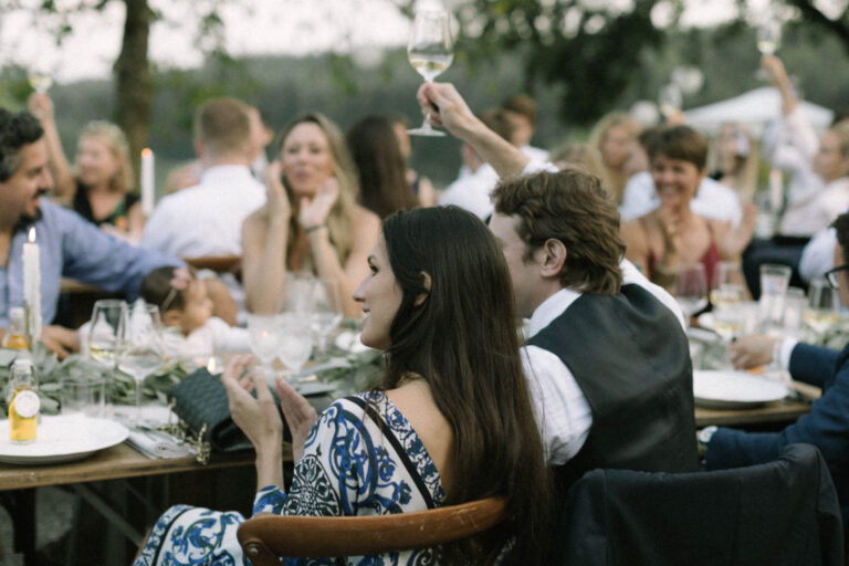 Portrait von einem Paar beim Gespräch während dem Abendessen auf einer Hochzeit in München, Alexandra Kasper - Hochzeitsfotograf München