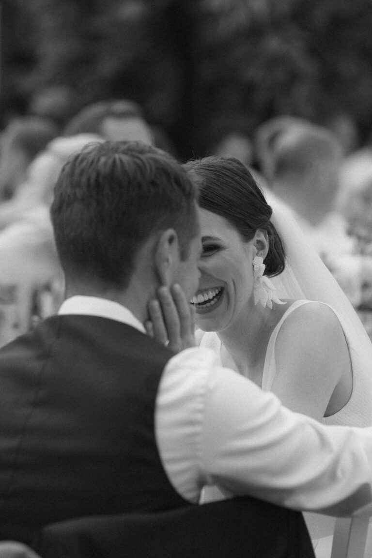 Die Braut streichelt dem Bräutigam über die Wange und lacht, Alexandra Kasper - Hochzeitsfotograf München