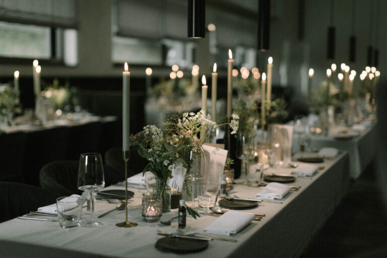 Die Tischdekoration im Restaurant in München für eine Hochzeit eingedeckt, Alexandra Kasper - Hochzeitsfotograf München