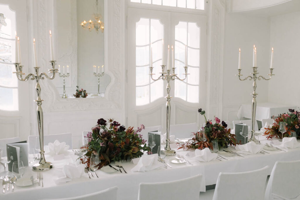 Die Tischdekoration einer Hochzeit im Sengerschloss im Das Tegernsee, Alexandra Kasper - Das Tegernsee