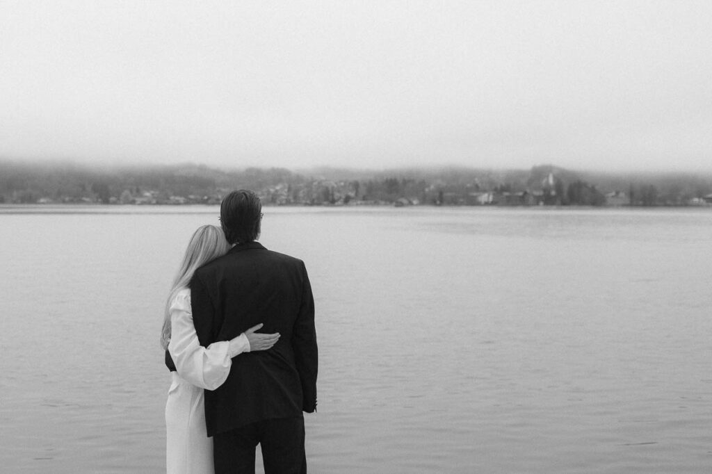 Portrait vom Hochzeitspaar direkt am Tegernsee, Alexandra Kasper - Hochzeitsfotograf Tegernsee