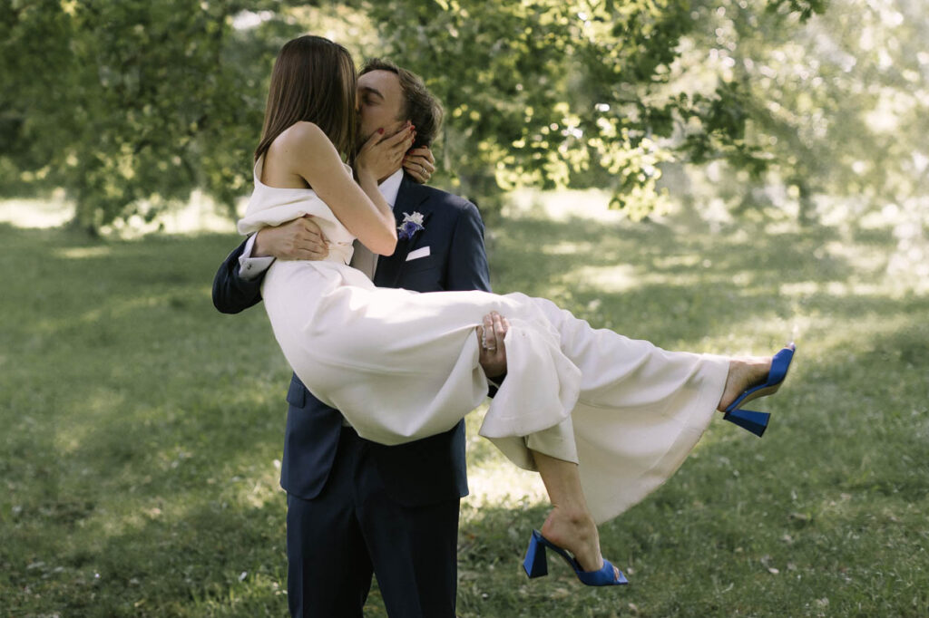 Portrait vom Hochzeitspaar im Englischen Garten nach der Trauung im Standesamt Mandlstrasse, Alexandra Kasper - Standesamt Mandlstraße